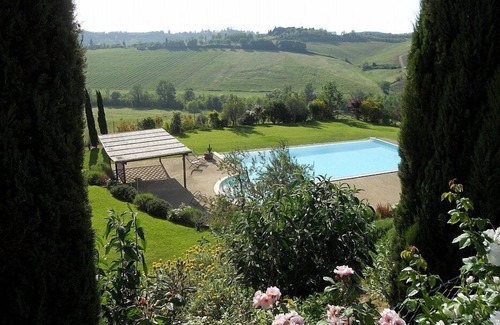 Poggibonsi Villa | Villa Lionella Grande: A splendid three-story villa surrounded by meadows and by green hills, with Free WI-FI.