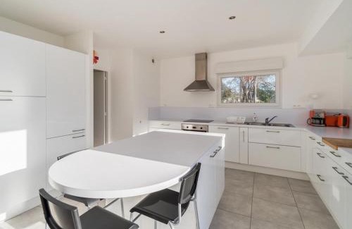 Tregastel House | Villa lumineuse 4 étoiles, 50m de la plage, jardin clos, tranquillité à Trégastel - FR-1-368-399