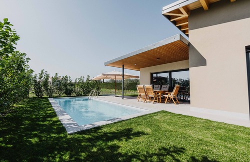 Montioni Villa | Villa 'Luxe Maxime' with Private Pool, Wi-Fi and Air Conditioning