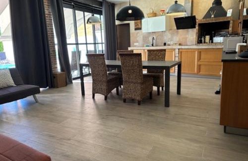 Totanes Apartment | Villa Mandrés. Casa con jardín y piscina. Proximo a Puy Du Fou.