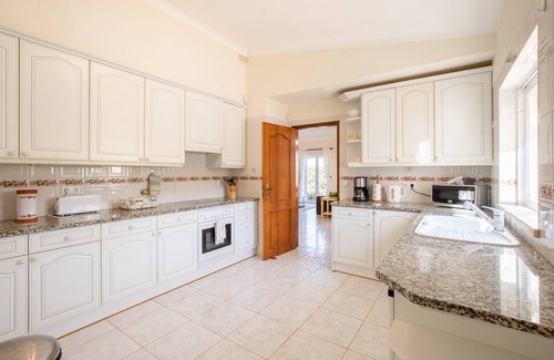 Alfarrobeira Ski Chalet | Villa Maren, quiet residential area, private pool