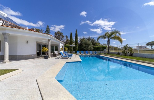 Olhos D'Agua Villa | Villa Maria is a modern, spacious villa with the option to heat the pool