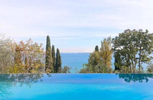 Padenghe sul Garda Villa | VILLA MICHELLE Amazing view Pool Beach front