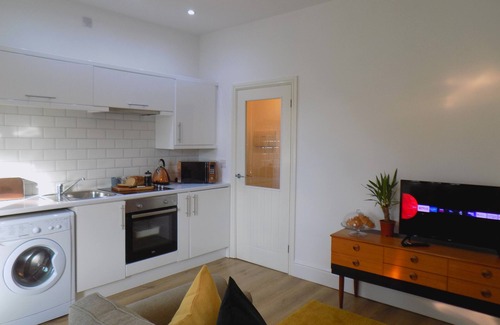 Splott Apartment | Villa Mimosa 2 - Cardiff Vibes with Sotero Lettings & Management