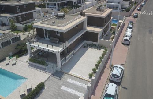 Puerto Marino Villa | Villa Mondrian