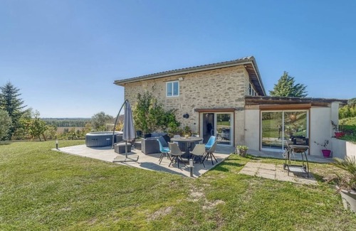 Casseuil House | Villa My- Andréathic sleeps 14 with optional spa, terrace and garden