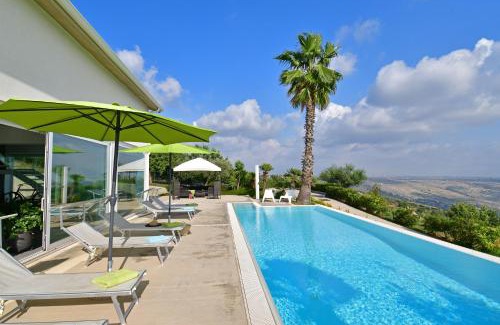 Ragusa Villa | Villa Nausica, heated pool, Padel court, view on the sea, wifi free perfect for big group