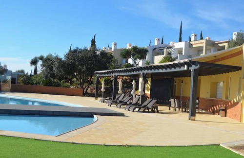 Portimao House | Villa near the beach, with swimming pool, children's playground and barbecue area.