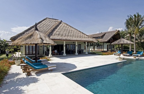 Dencarik Villa | Villa Nusa Indah, Luxurious Beachfront villa near Lovina Bali