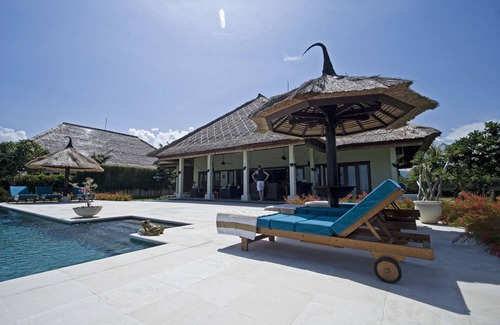Dencarik Villa | Villa Nusa Indah, Luxurious Beachfront villa near Lovina Bali