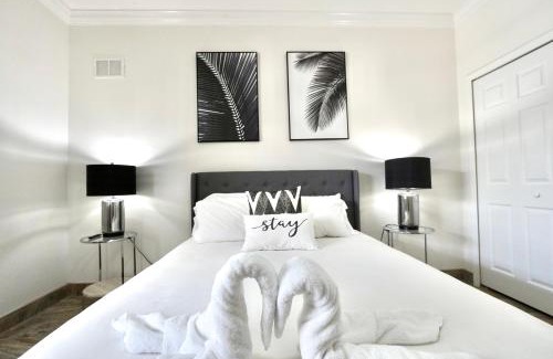 Crescent Beach Apartment | Villa Olivō -2BR Modern Luxury-River & Ocean Access