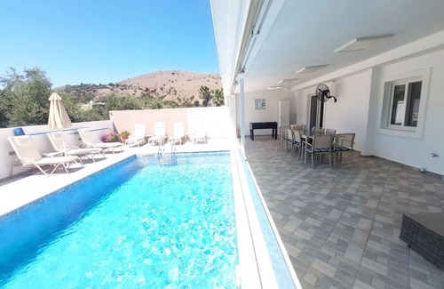 Georgioupolis Villa | Villa Oniro- Less than 5-Min Walk to Kalivaki Beach with private pool