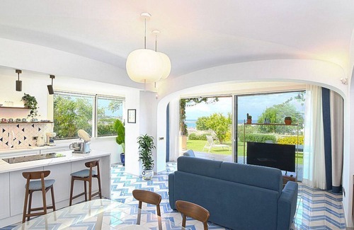 Forio House | Villa Opalina: A bright and sunny townhouse which faces the sun and the sea, with Free WI-FI.