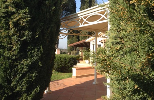 Gallicano nel Lazio House | Villa Paradise Resort rents rooms surrounded by the greenery of its private Park