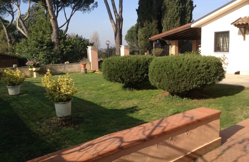 Gallicano nel Lazio House | Villa Paradise Resort rents rooms surrounded by the greenery of its private Park
