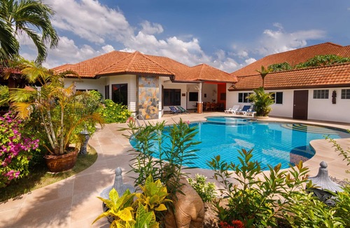Nong Prue Villa | Villa Pattaya Hill minutes from the Beach and City Pattaya
