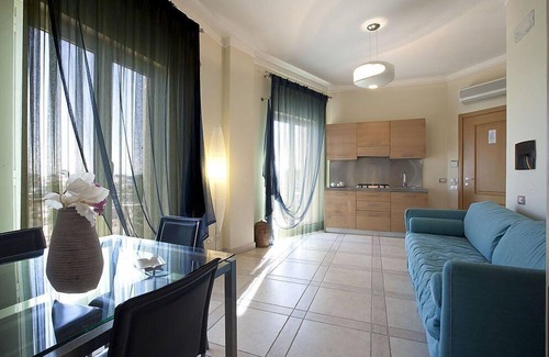 Ischia Porto House | Villa Peonia A: A welcoming apartment which faces the sun and the sea, with Free WI-FI.