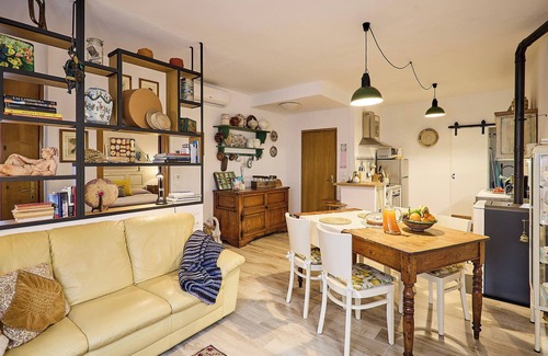 Monticchiello Apartment | Villa PoliFlora is a modern apartment in Monticchiello of Pienza in Tuscany.