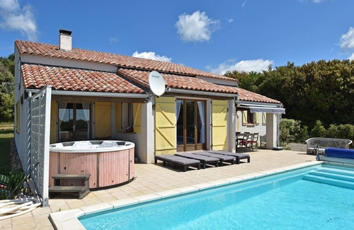 Velieux Villa | Villa Retreat with Pool and pets