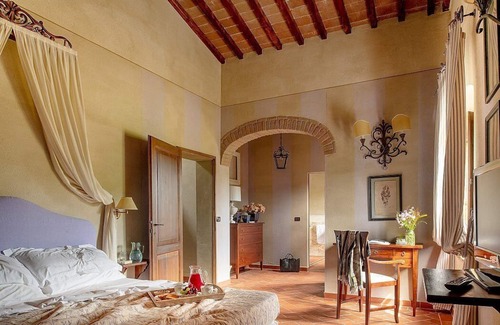 Rapale Villa | Villa Saffo: A charming three-story villa surrounded by meadows and by green hills, with Free WI-FI.
