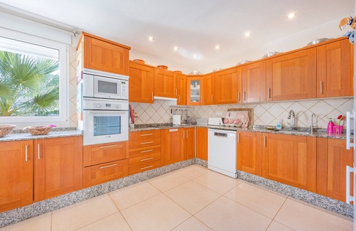 L'Alfas del Pi Villa | Villa 'Sconto' with Mountain View, Wi-Fi and Air Conditioning