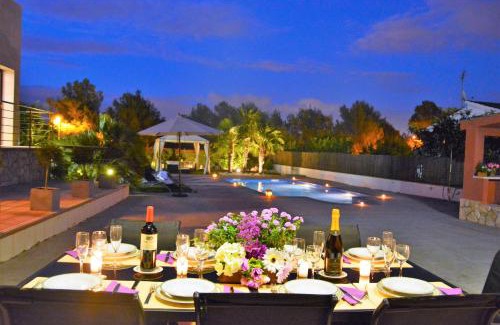 Sant Pere de Ribes Villa | Villa Sitges La Calma 10 minutes drive Sitges 2 minutes walk Garraf Park AC