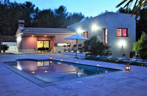 Sant Pere de Ribes Villa | Villa Sitges La Calma 10 minutes drive Sitges 2 minutes walk Garraf Park AC