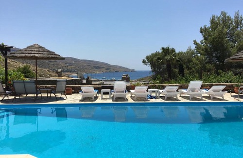 Koundouros Villa | Villa Tereza, 3-Min Walk to Koundouros Beach Waves