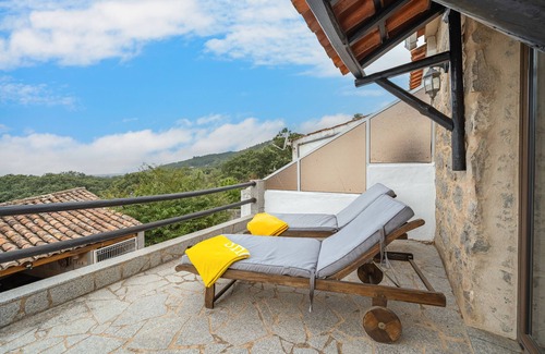 Monchique Villa | Villa 'Terra' with Private Terrace, Shared Garden and Wi-Fi