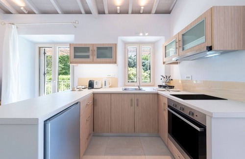 Karousades Villa | Villa 'The Olive Yard' with Mountain View, Wi-Fi and Air Conditioning