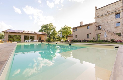 Urbisaglia Villa | Villa Torre Anna: Luxury Experience Jacuzzi, Pool & Garden