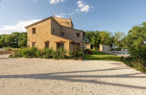 Urbisaglia Villa | Villa Torre Anna: Luxury Experience Jacuzzi, Pool & Garden