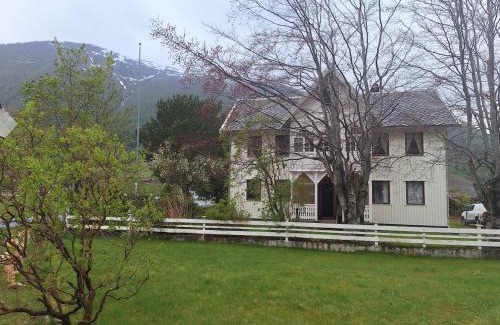 Nesset House | Villa ved sjøen og fjellene