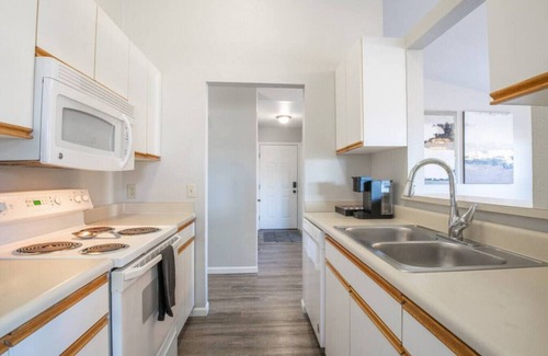 Groveland House | VILLA VERBENA - Sleek 3 BD in Pekin