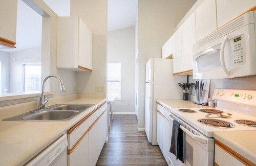 Groveland House | VILLA VERBENA - Sleek 3 BD in Pekin