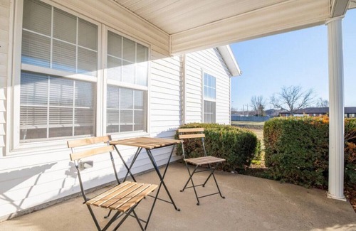 Groveland House | VILLA VERBENA - Sleek 3 BD in Pekin