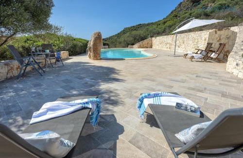 Alghero Villa | Villa Verde with pool, private parking, air conditioning, 5 bedrooms and 4 bathrooms