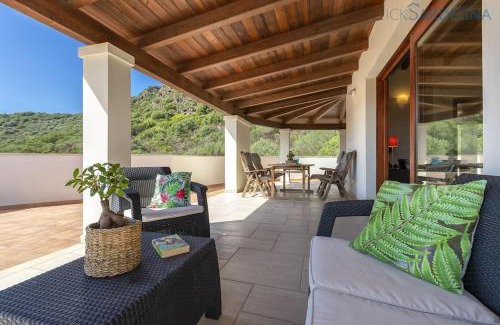 Alghero Villa | Villa Verde with pool, private parking, air conditioning, 5 bedrooms and 4 bathrooms