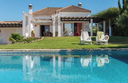 Benalup-Casas Vieja House | Villa Violeta with pool, garden and Wi-Fi