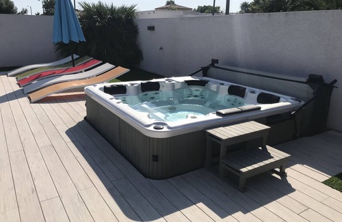 Le Grau-dʼAgde Villa | Villa with heated pool and Jacuzzi, 3-minute walk from the beach