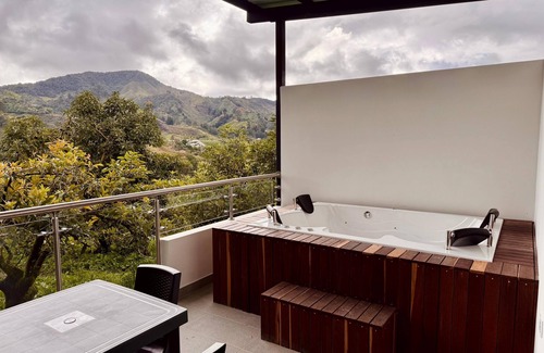 El Penol Ski Chalet | VILLA WITH POOL AND JACUZZI GUATAPE