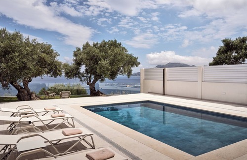 Akrotiri Villa | Villa with pool on the edge of the hill
