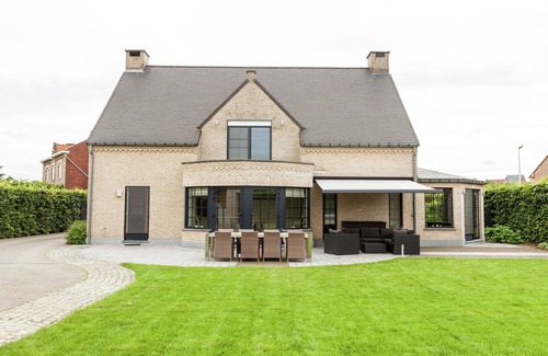 Heers Villa | Villa with pool, sauna and bubble bath