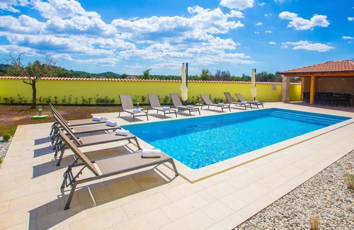 Musalez Cottage | Villa with pool, summer kitchen and fenced yard for 17 persons near Porec
