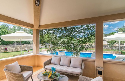 Selina Cabin | Villa with private pool, large garden and BBQ in quiet village