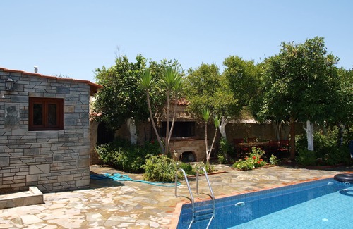 Pigi Villa | VILLA WITH PRIVE POOLGARDEN AREA, bbq , wi-fi, near sea , town, local tavern