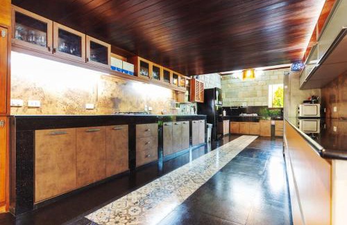 Rawai Villa | Villa Yariana Ocean Front - 9 Bedrooms