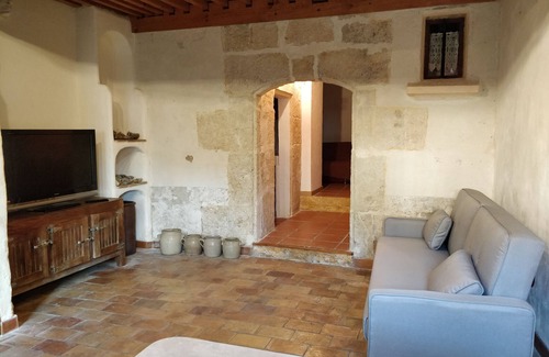 Saint-Mitre-les-Remparts House | Village house in stone