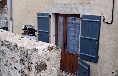 Saint-Saud-Lacoussiere House | Village house, enclosed courtyard.