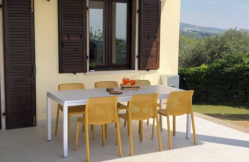 Cavaion Veronese House | Villetta Cavaion, in the middle of olive groves & vineyards overlooking the lake